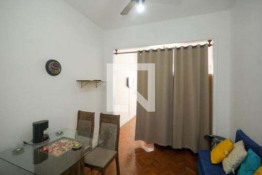 Sala de kitnet/studio para alugar com 1 quarto, 36m² em Copacabana, Rio de Janeiro
