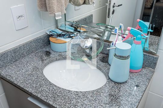 Banheiro Social de apartamento à venda com 3 quartos, 64m² em Vila Siqueira (zona Norte), São Paulo