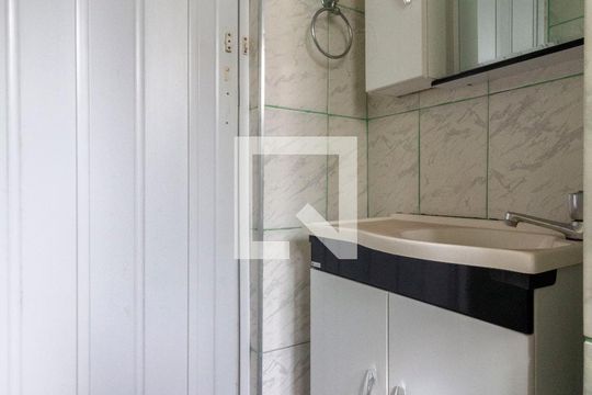 Banheiro de apartamento para alugar com 2 quartos, 42m² em Conjunto Residencial José Bonifácio, São Paulo