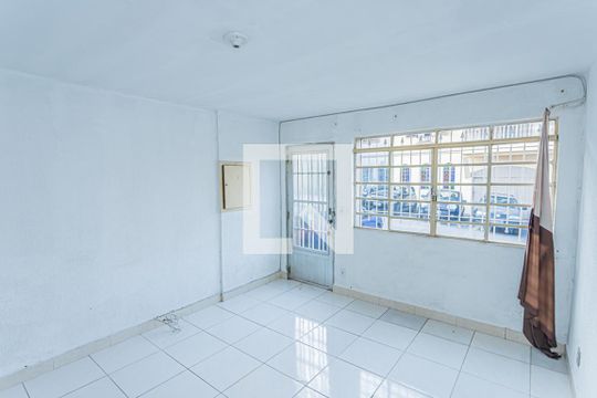 Sala de casa para alugar com 2 quartos, 65m² em Jardim Mangalot, São Paulo
