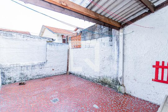 Quintal e área de serviço de casa para alugar com 2 quartos, 65m² em Jardim Mangalot, São Paulo