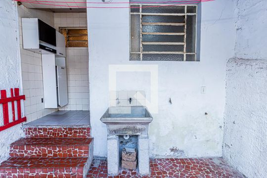 Quintal e área de serviço de casa para alugar com 2 quartos, 65m² em Jardim Mangalot, São Paulo