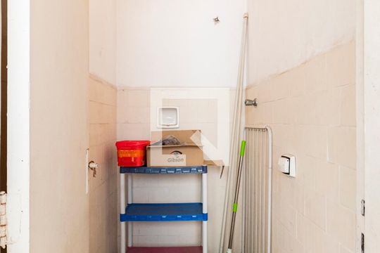 Banheiro de Serviço de apartamento para alugar com 2 quartos, 100m² em Vila Firmiano Pinto, São Paulo
