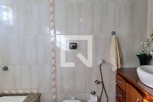 Banheiro da Suíte de casa à venda com 3 quartos, 196m² em Vila Curuçá, Santo André