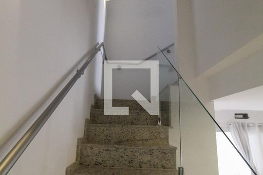 Escada de casa de condomínio à venda com 3 quartos, 110m² em Niterói, Canoas