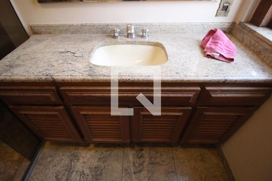 Banheiro da Suíte 1 de casa para alugar com 4 quartos, 341m² em Jardim Santa Rosália, Sorocaba