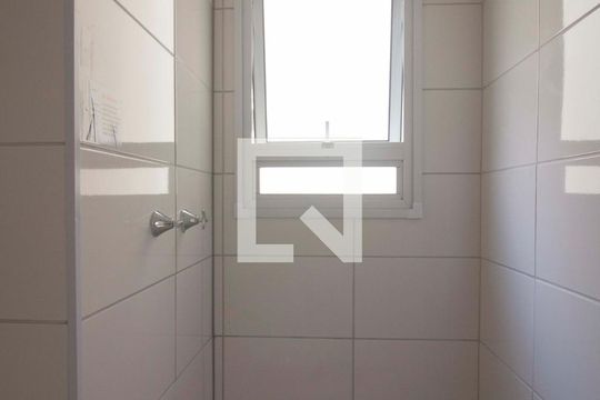 Banheiro de apartamento para alugar com 2 quartos, 47m² em Vila Plana, São Paulo