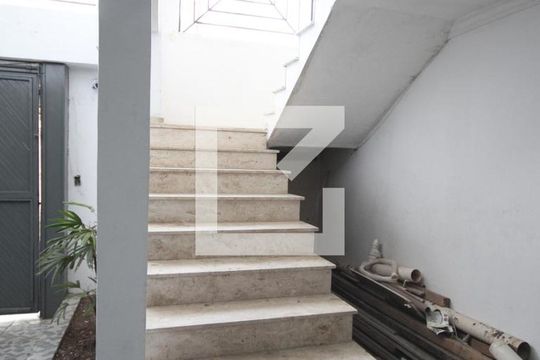 Escada de kitnet/studio para alugar com 1 quarto, 35m² em Ipiranga, São Paulo