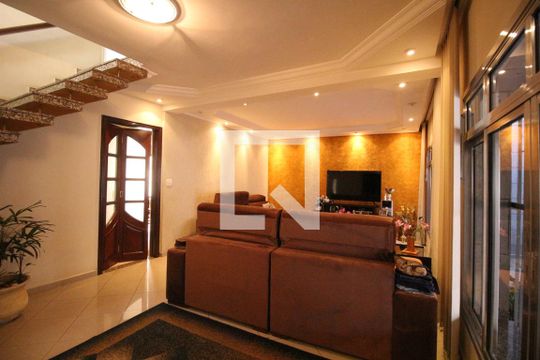 Casa à venda com 4 quartos, 210m² em Jardim Santo Elias, São Paulo