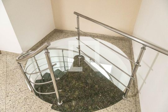Escada de casa para alugar com 4 quartos, 400m² em Vila Ré, São Paulo