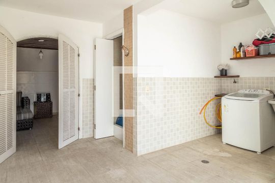 Área de Serviço de casa para alugar com 4 quartos, 400m² em Vila Ré, São Paulo