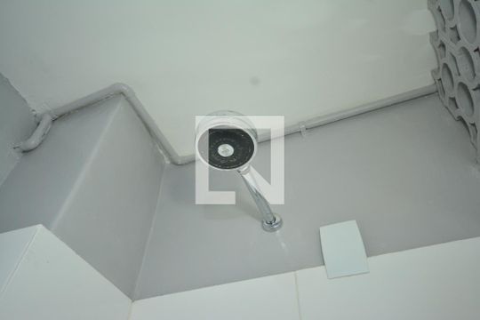 Banheiro de kitnet/studio para alugar com 1 quarto, 20m² em Santa Teresa, Rio de Janeiro