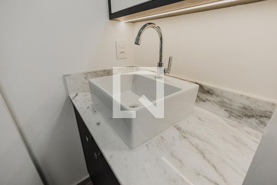 Banheiro de kitnet/studio para alugar com 1 quarto, 25m² em Pinheiros, São Paulo