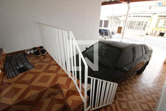 Garagem  de casa para alugar com 3 quartos, 130m² em Vila Antonieta, São Paulo