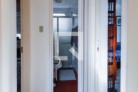 Corredor de apartamento à venda com 2 quartos, 50m² em Petrópolis, Porto Alegre