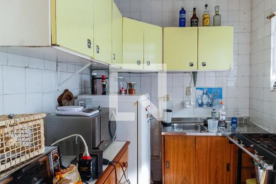 Cozinha de apartamento à venda com 2 quartos, 50m² em Petrópolis, Porto Alegre