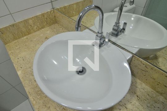 Banheiro  de apartamento para alugar com 2 quartos, 55m² em Fátima, Canoas