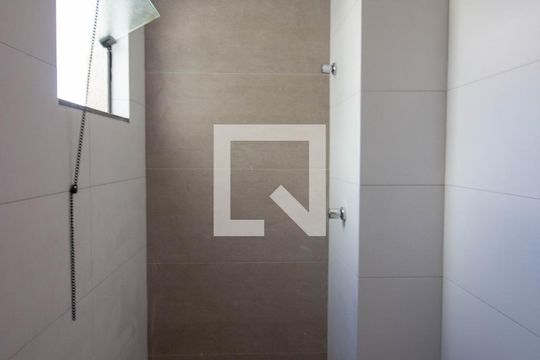 Banheiro de apartamento à venda com 2 quartos, 55m² em Cidade Líder, São Paulo