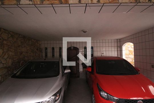Garagem  de casa à venda com 4 quartos, 250m² em Parque Peruche, São Paulo