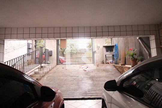 Garagem  de casa à venda com 4 quartos, 250m² em Parque Peruche, São Paulo