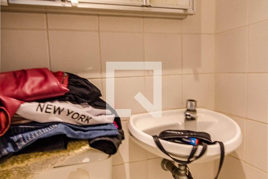 Banheiro de Serviço de apartamento à venda com 3 quartos, 190m² em Jardim Paulista, São Paulo