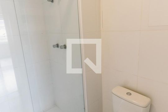 Banheiro de apartamento para alugar com 1 quarto, 47m² em Parque Industrial Tomas Edson, São Paulo