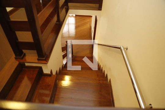 Escadas de casa para alugar com 4 quartos, 500m² em City América, São Paulo