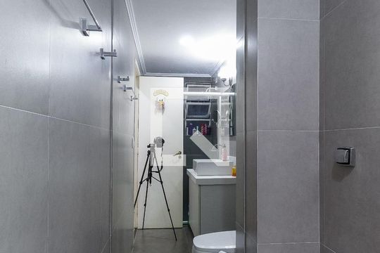 Banheiro de apartamento para alugar com 2 quartos, 75m² em São João, Porto Alegre