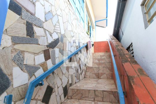 Escada de casa para alugar com 3 quartos, 500m² em Jardim Nova Detroit, São José dos Campos
