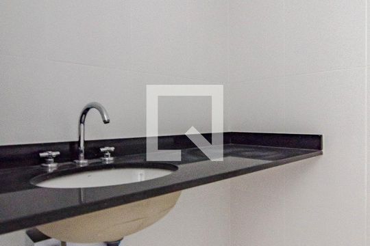 Banheiro de kitnet/studio à venda com 1 quarto, 30m² em Pinheiros, São Paulo