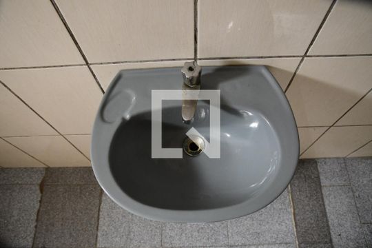 Banheiro de apartamento para alugar com 1 quarto, 35m² em Jardim Santa Tereza, Embu das Artes