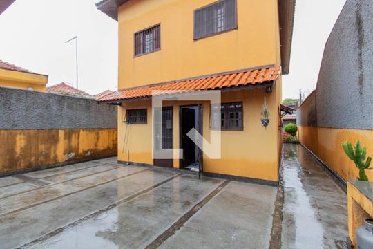 Quintal  de casa para alugar com 3 quartos, 230m² em Vila Paranagua, São Paulo