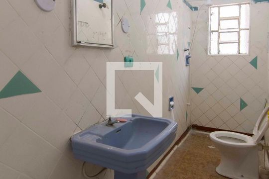 Banheiro de casa de condomínio para alugar com 2 quartos, 30m² em Chácara Inglesa, São Paulo