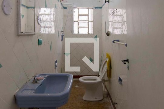 Banheiro de casa de condomínio para alugar com 2 quartos, 30m² em Chácara Inglesa, São Paulo