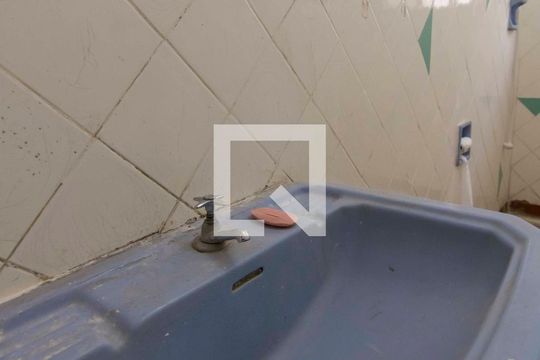 Banheiro de casa de condomínio para alugar com 2 quartos, 30m² em Chácara Inglesa, São Paulo