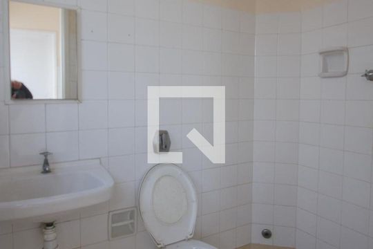 Banheiro de Serviço de apartamento para alugar com 2 quartos, 102m² em Chácara Santo Antônio (zona Sul), São Paulo