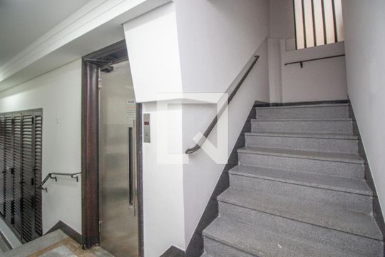 Elevador e escadas de apartamento para alugar com 2 quartos, 100m² em Mooca, São Paulo