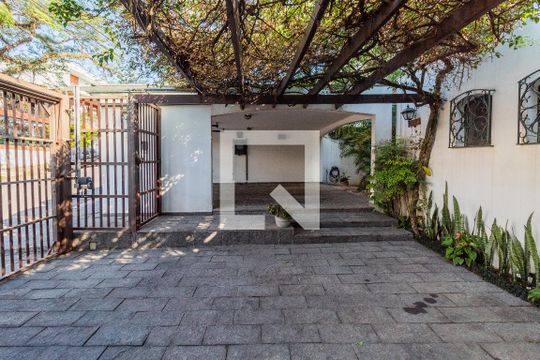 Garagem de casa à venda com 4 quartos, 311m² em Vila Madalena, São Paulo