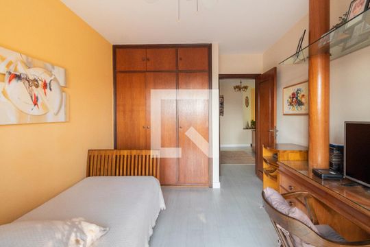Quarto 1  de casa à venda com 4 quartos, 311m² em Vila Madalena, São Paulo