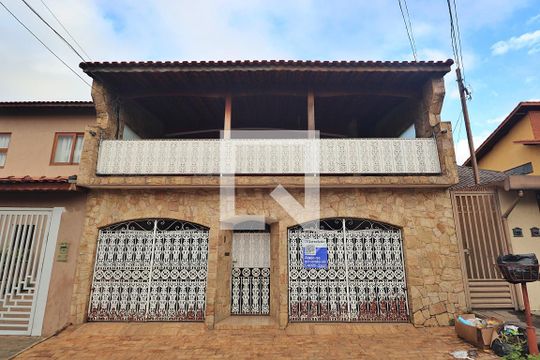 Fachada de casa à venda com 3 quartos, 332m² em Vila Camilópolis, Santo André