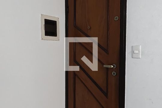 Entrada de apartamento para alugar com 2 quartos, 75m² em Jardim Santa Mena, Guarulhos