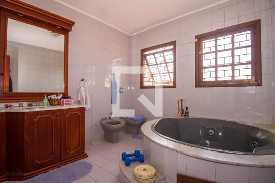 Banheiro da Suíte de casa à venda com 4 quartos, 266m² em Partenon, Porto Alegre