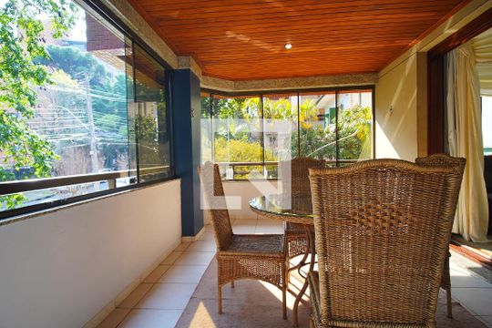 varanda da sala  de apartamento para alugar com 3 quartos, 191m² em Auxiliadora, Porto Alegre