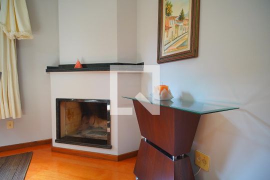 Sala lareira  de apartamento para alugar com 3 quartos, 191m² em Auxiliadora, Porto Alegre