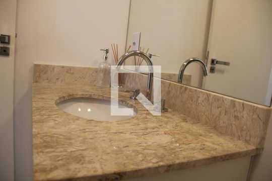 Banheiro da Suíte de apartamento para alugar com 1 quarto, 40m² em Granja Viana, Cotia