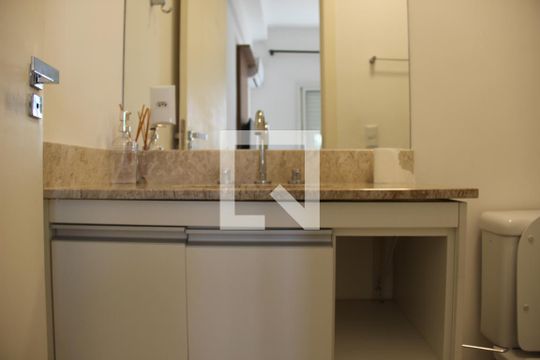 Banheiro da Suíte de apartamento para alugar com 1 quarto, 40m² em Granja Viana, Cotia