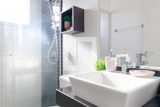 Banheiro de apartamento à venda com 2 quartos, 48m² em Loteamento Parque São Martinho, Campinas