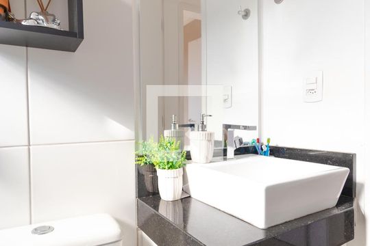 Banheiro de apartamento à venda com 2 quartos, 48m² em Loteamento Parque São Martinho, Campinas