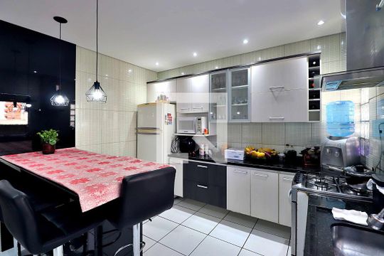 Cozinha de casa à venda com 3 quartos, 192m² em Jardim Alzira Franco, Santo André