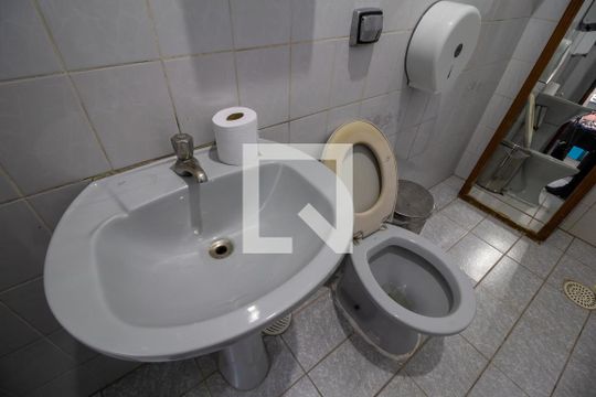 Banheiro de Serviço de casa à venda com 3 quartos, 600m² em Vila Jacuí, São Paulo